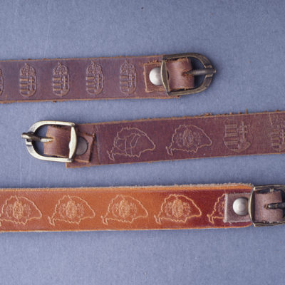 Csatos bőr karkötő