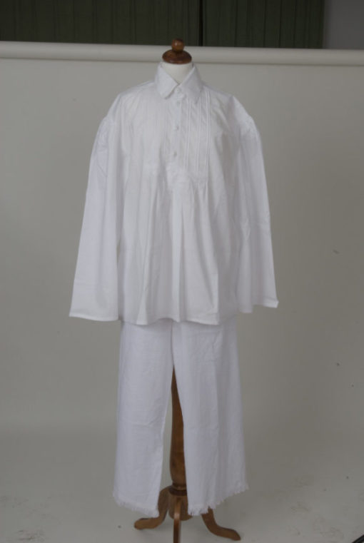 fehér bőgatya és bőujjú ing