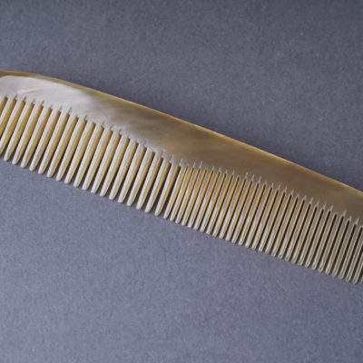 Közepes szaru bontó fésű