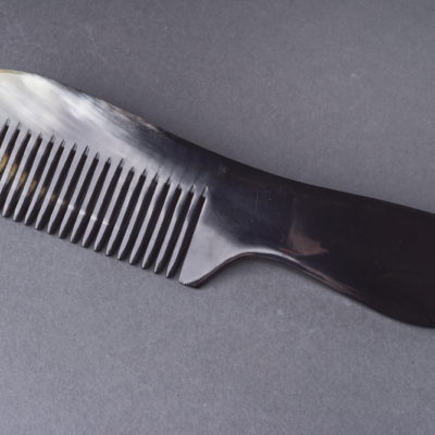 Közepes nyeles szaru fésű