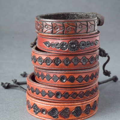 Faragott bőr karkötő