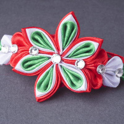 Nemzeti színű virágos karkötő