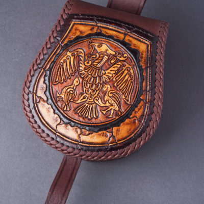 Bőrlemezes tarsoly domborított  rakamazi turullal