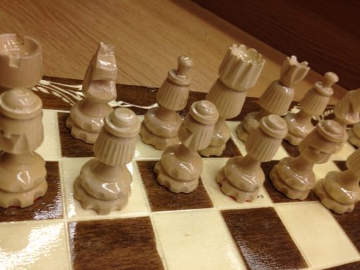 sakk faragott figurákkal