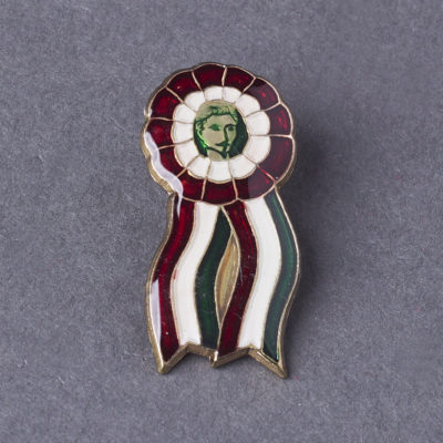 Kokárda Petőfi Sándor arcképével