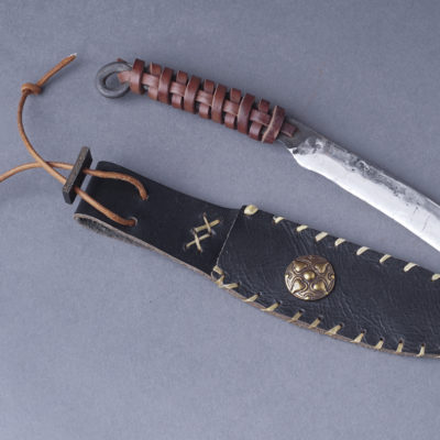 Kovácsolt kés tokkal