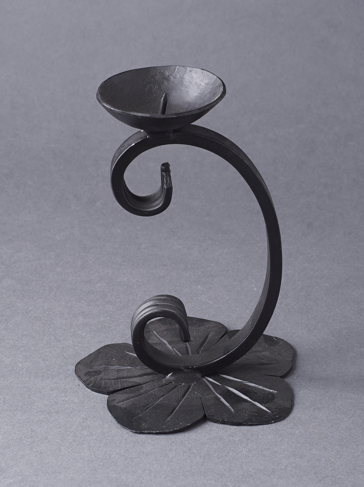 Kovácsolt gyertyatartó