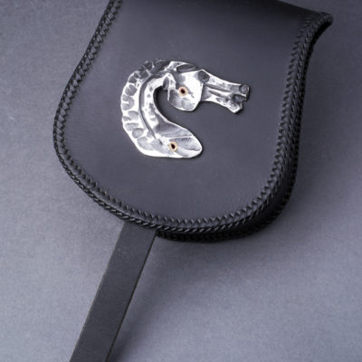 Bőr tarsoly kovácsolt lófejjel