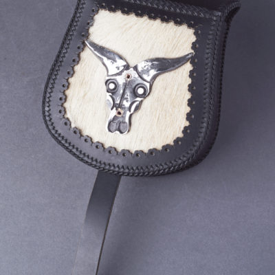 Bőr tarsoly kovácsolt ökörfejjel szőr betéttel