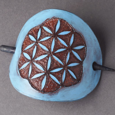 Vésett bőr kontytű