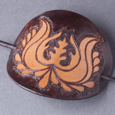 Vésett bőr kontytű