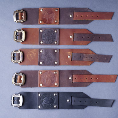 Széles csatos bőr karkötő magyaros mintával