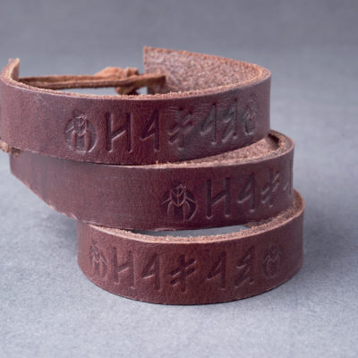 Rovásírásos bőr karkötő