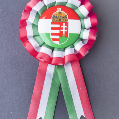 Kokárda jelvénnyel